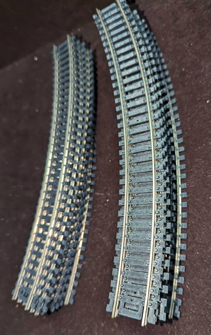 20 Atlas 18" Right Snap Railroad Tracks: 20 Atlas 18" Right Snap Railroad Tracks. Each is approx 1 1/4" x 1/8" x 9 1/2" and it weighs 0.84lb. The tracks have no known damage.