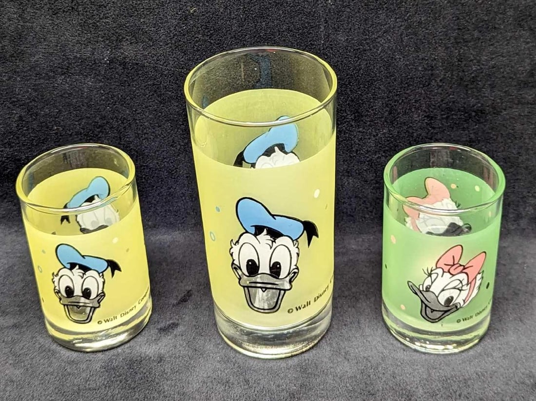 Rare Vintage Disney Donald And Daisy Duck Juice And Drinking Glasses: Rare Vintage Disney Donald And Daisy Duck Juice And Drinking Glasses. This lot includes two frosted Donald And Daisy Duck juice glasses and one frosted Donald Duck drinking glass. Glasses are in
