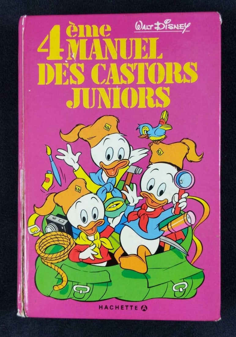 French Disney Ducktales Junior Woodchuck Guidebook: Here is the 4th Edition of the famous "Junior Woodchuck Guide" that Huey Duck (Donald Duck's nephew) would pull out when he had questions about just about anything. This is in French. Adpated by