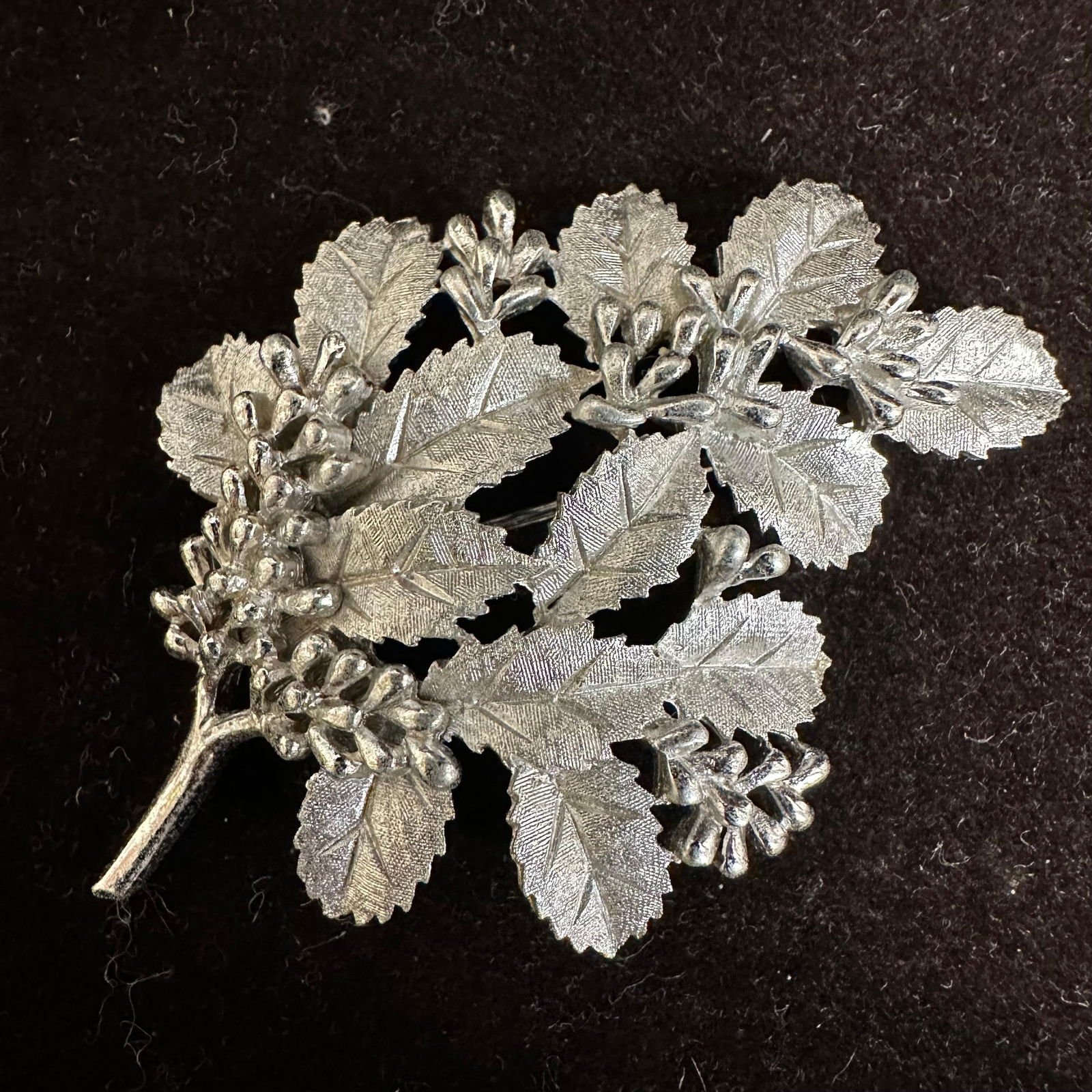 Crown Trifari Signed Leaf Cluster Silver Tone Leaves Brooch Pin: This cute brooch features a cluster of leaves with exquisite detail. It is marked Crown Trifari on the back of the brooch. This item is in good pre-owned, previously displayed condition with light wea