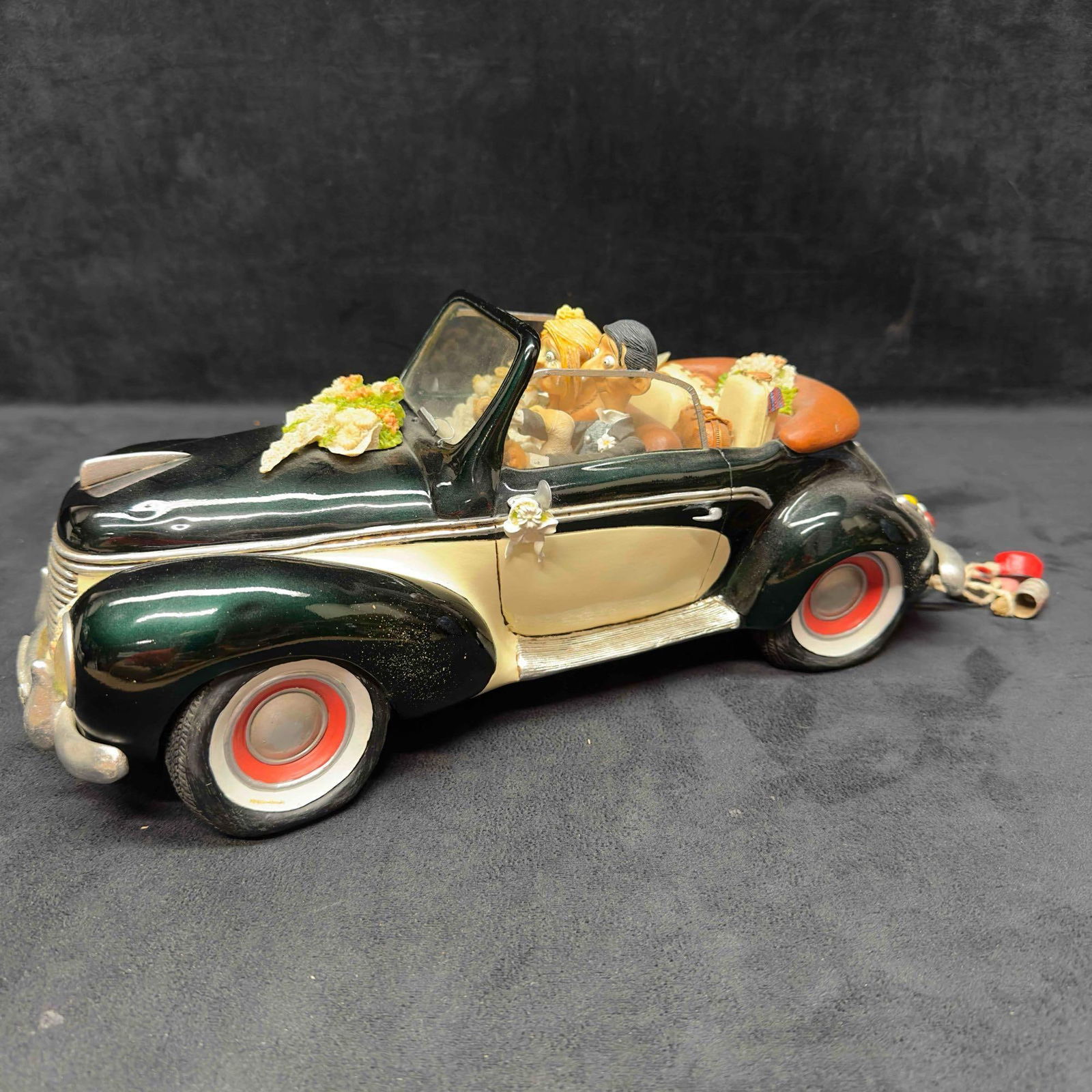 Guillermo Forchino Just Married Sculpture Figurine Statue Art Resin Figure R119: Guillermo Forchino Just Married Sculpture Figurine Statue Art Resin Figure R119. This is a sculpture titled the comic art of Guillermo Forchino Just Married. The artwork is in used condition with no