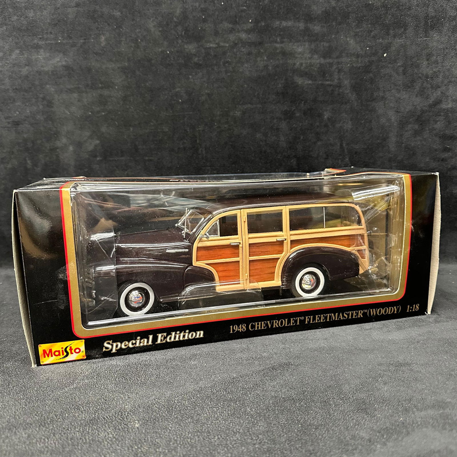 Maisto Special Edition 1:18 Scale 1948 Chevrolet Fleetmaster Woody Diecast Model Car: Maisto Special Edition 1:18 scale diecast model of a 1948 Chevrolet Fleetmaster Woody. Finished in dark brown with wood-style paneling. Includes original display box. This item is in like-new,