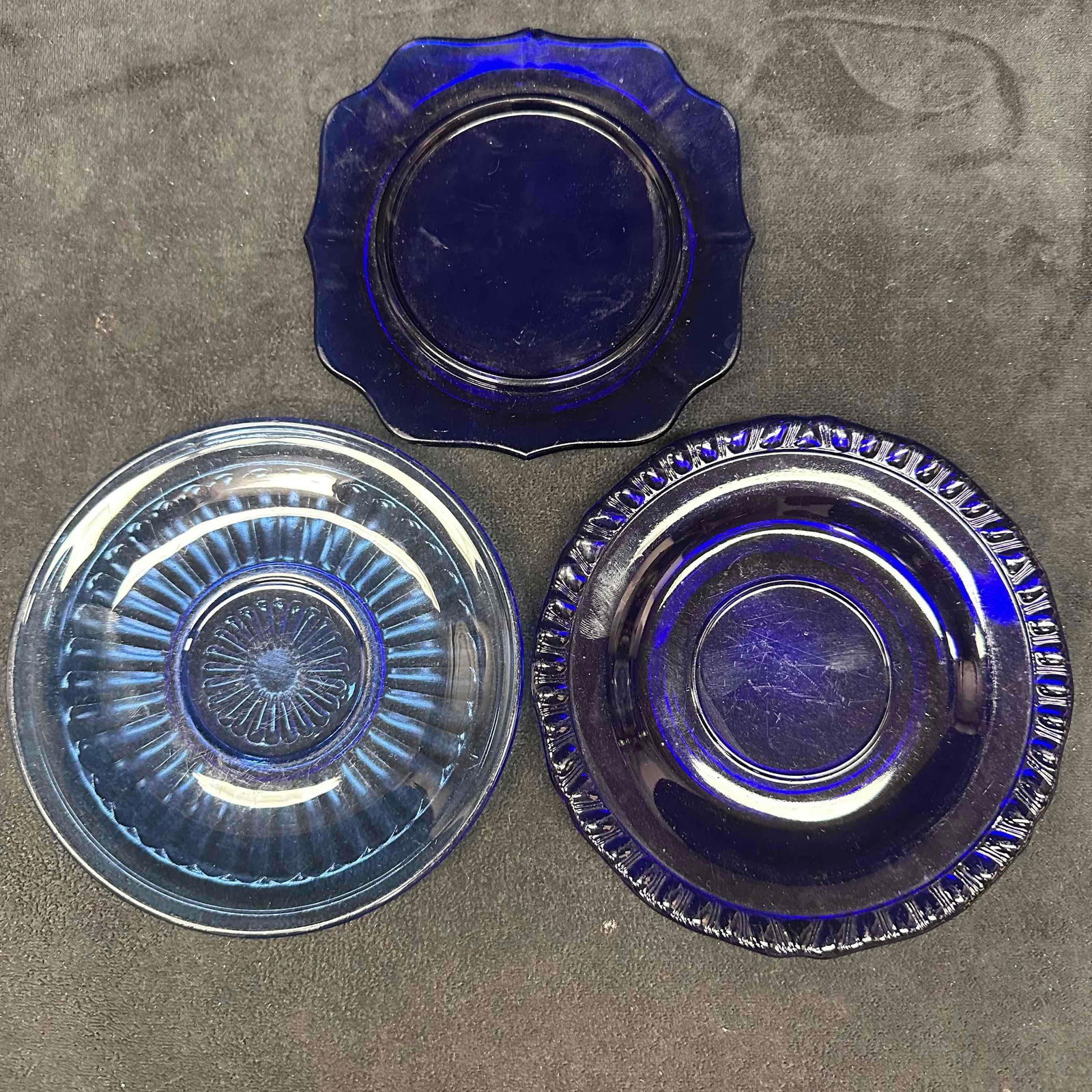 Cobalt and Light Blue Plate Dish Set Small Plates: Each plate is lightly scratched, one plate has a minor chip. These items are in good pre-owned, previously displayed condition with light wear, and surface scratches. Please reference all photos for