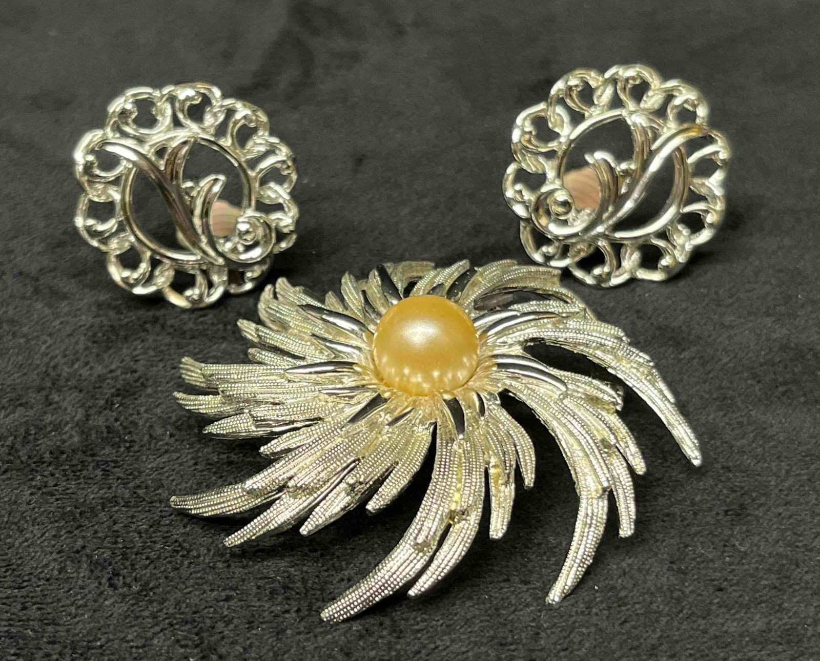 Signed Vintage Large Sarah Coventry Silver Tone Faux Pearl Brooch & Silver Tone Earrings: This lot contains a Signed Vintage Large Sarah Coventry Silver Tone Faux Pearl Brooch & Silver Tone Earrings. The brooch is approx 2 1/2" x 2 3/4" x 1" and each earring is approx 1 1/4" x 1 1/4" x 1/4