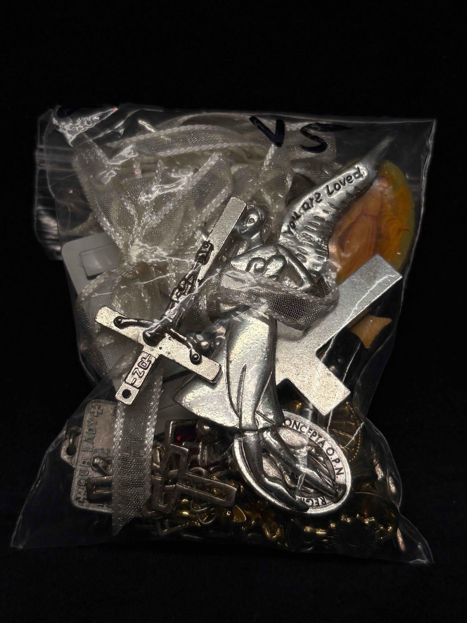 4.6 OZ An Angels Trinket Bag Religious Charms Beads Buttons and More: This lot contains loose and/or broken pieces of costume jewelry, charms, buttons, beads, etc. All of which in overall good condition for crafting with minor surface due to age and use. Please refer