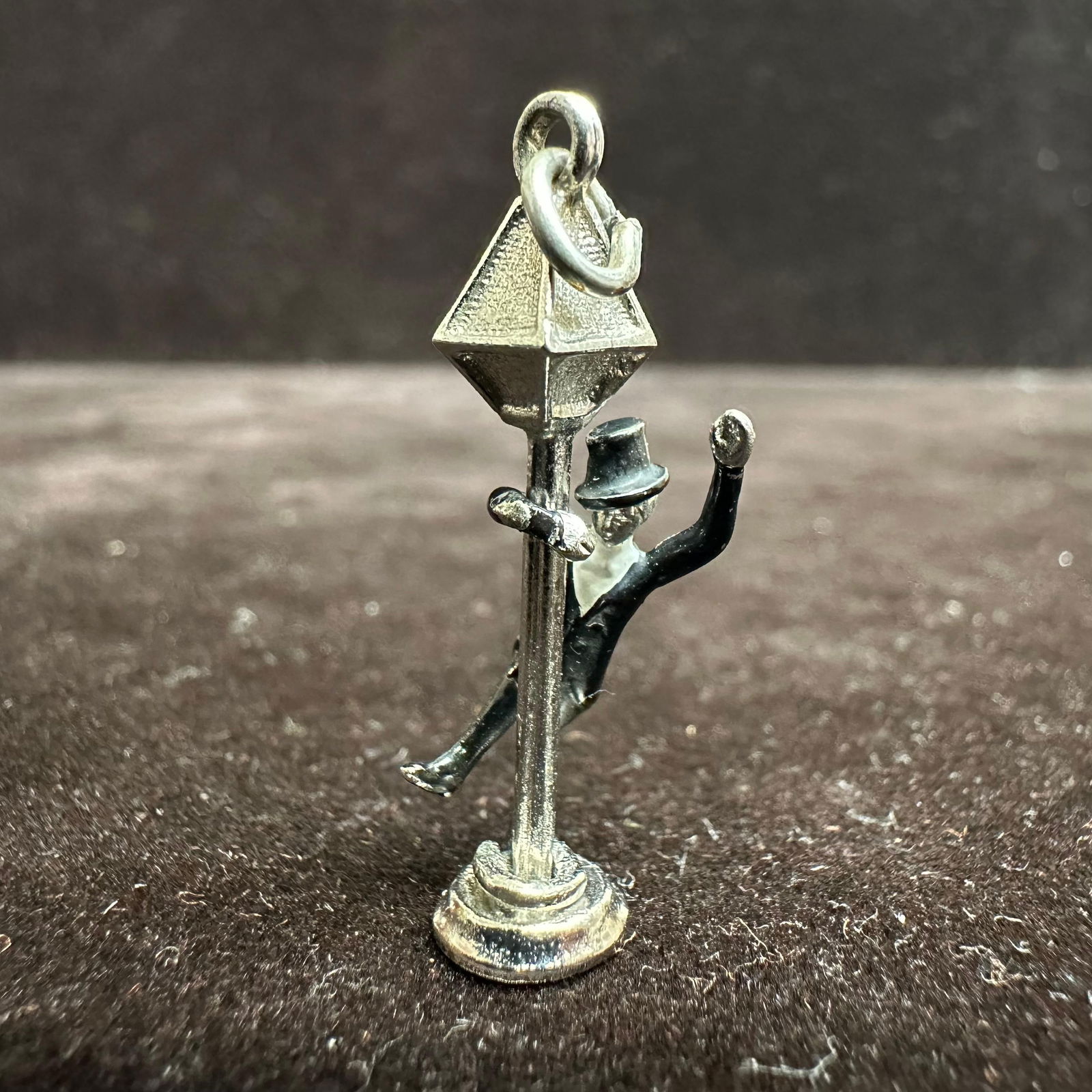 Wells Sterling Black Tuxedo Man on a Lamp Light Post Charm Q69: This item is in good pre-owned, previously used/displayed condition with noticeable light wear and surface scratches. Please reference all photos for full details. This piece of jewelry has been teste