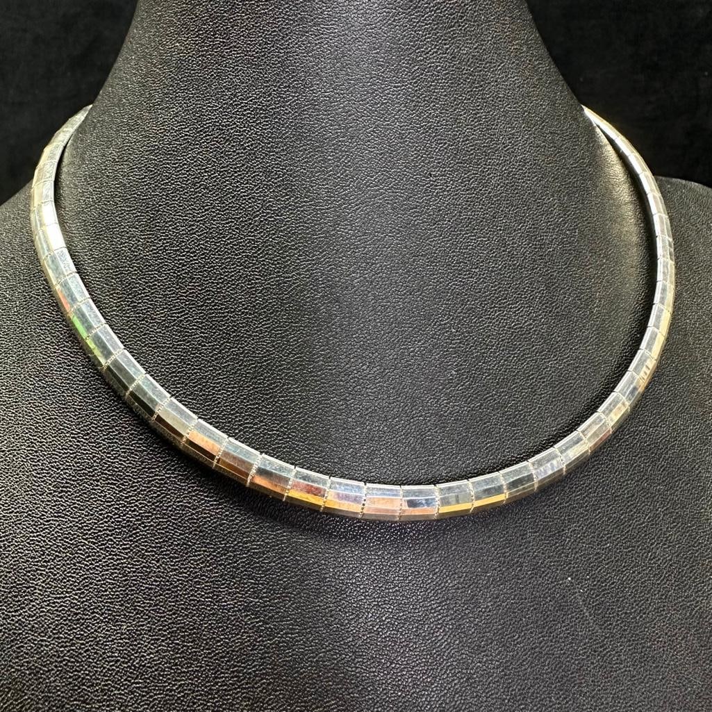 17" Sterling Silver Smooth Link Necklace: This piece of jewelry has been tested and researched prior to listing. Please view all our pictures they are part of our description. DETAILS: Metal - Sterling Silver Color - Silver Stones - none Hal