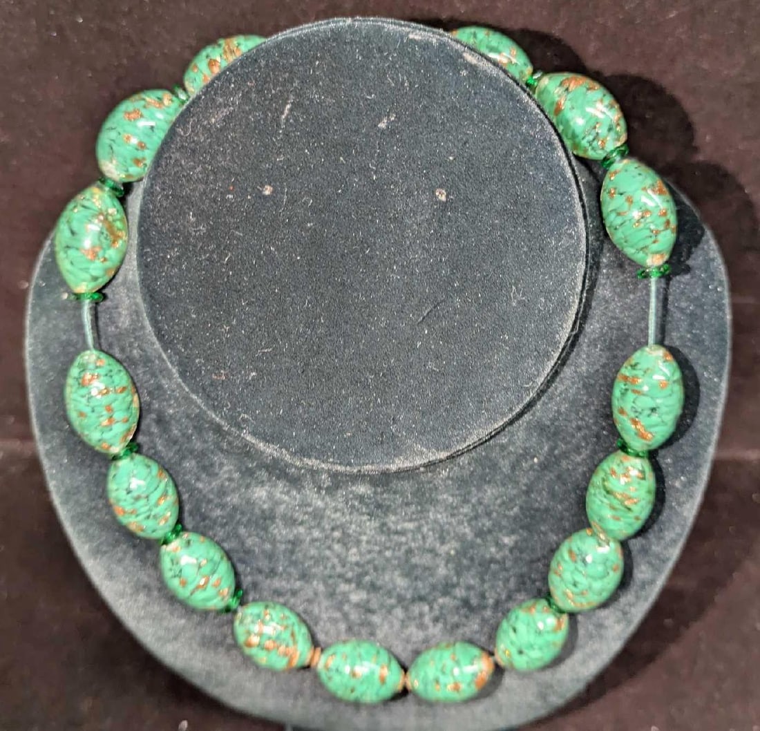Vintage Italian Murano Green Art Glass Bead Necklace NNNNN: Vintage Italian Murano Green Art Glass Bead Necklace NNNNN. Colorful glass beads with hand painted designs. This is approx 17" and it weighs 0.18lb.