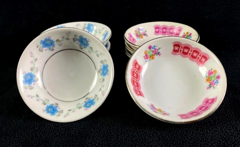 Vintage 3" Chinese Porcelain Sauce Dishes Set of 7: Vintage Chinese Porcelain Sauce Dishes Set of 7 This lot of 3" Chinese porcelain sauce dishes features two patterns, with three of one pattern and four of another. No known damage to any of the