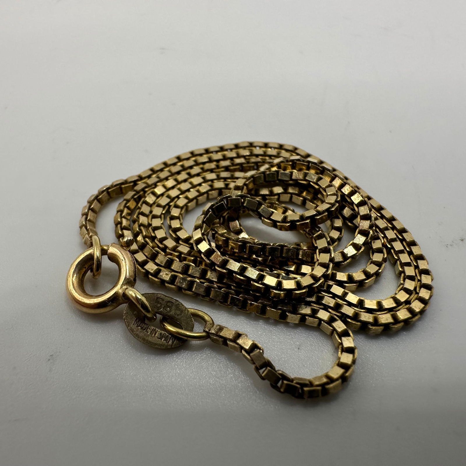 Italy 585 14K Gold Box Chain V77: This item is in good pre-owned, previously used/displayed condition with noticeable light wear and surface scratches. Please reference all photos for full details. This piece of jewelry has been teste