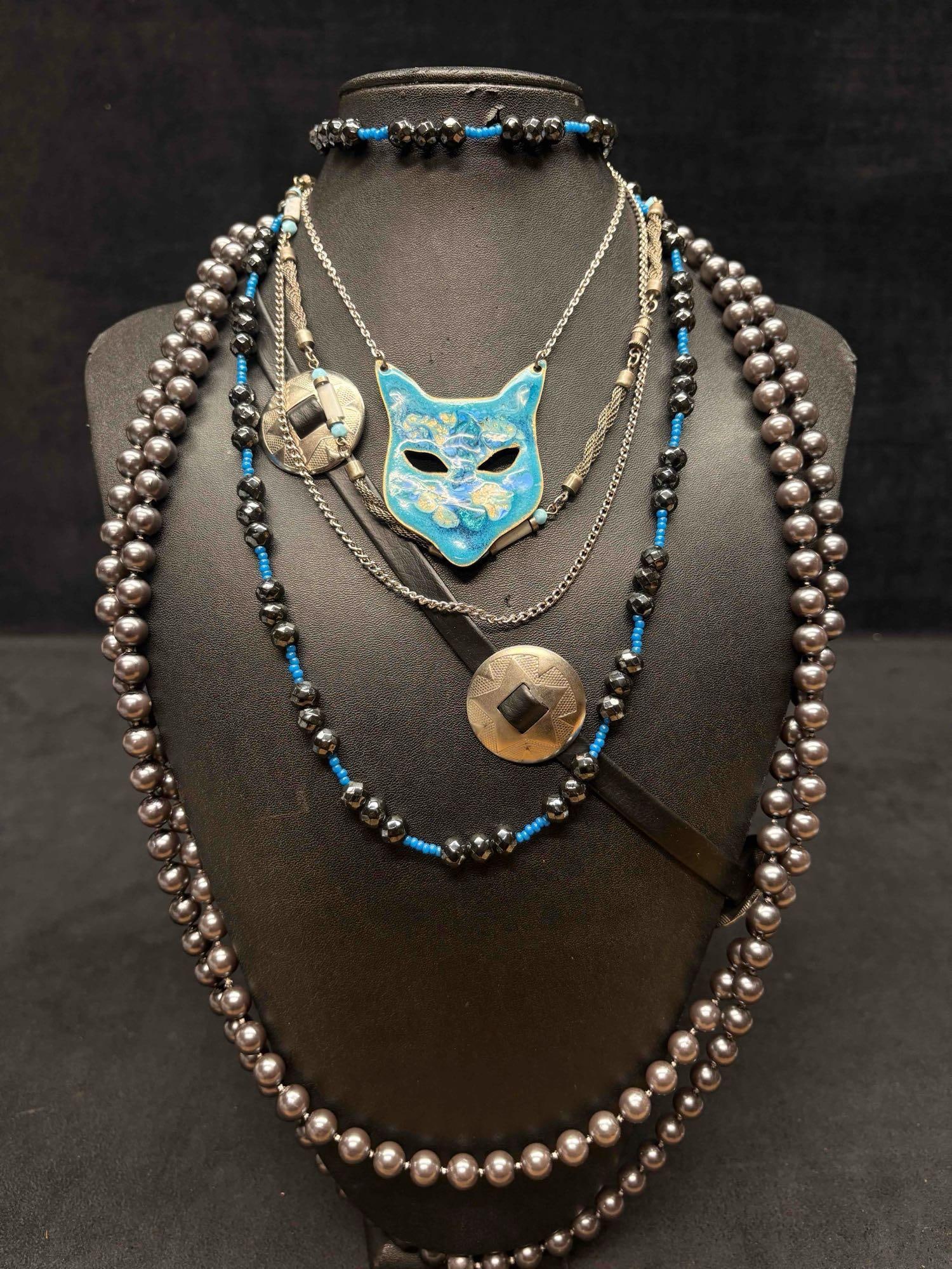 5pc Black Blue and Silver Fox Masquerade Necklace Lot: This lot consists of 5 pre-owned costume jewelry necklaces with typical wear from use. Please review images for context of the lots visual conditions. APPROX. WEIGHT: 7.7 OZ