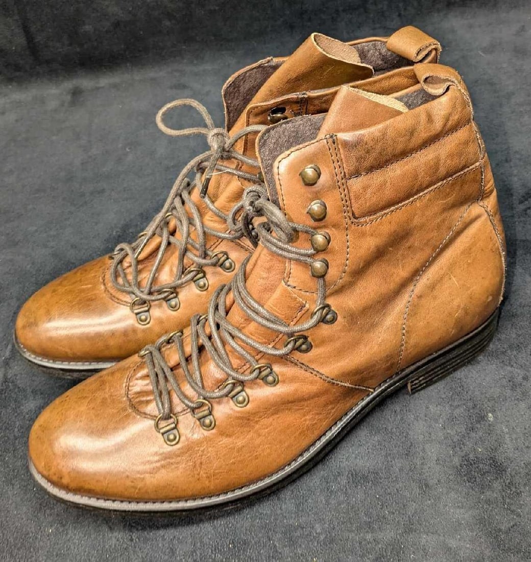 Men's Size 12 Marks And Spencer Leather Boots: Men's Size 12 Marks And Spencer Leather Boots. Made In Italy. Each is approx 4 1/4" x 12 1/2" x 7" and the total weight is 2.80lbs. There is some wear on the boots. Please see the images as they are