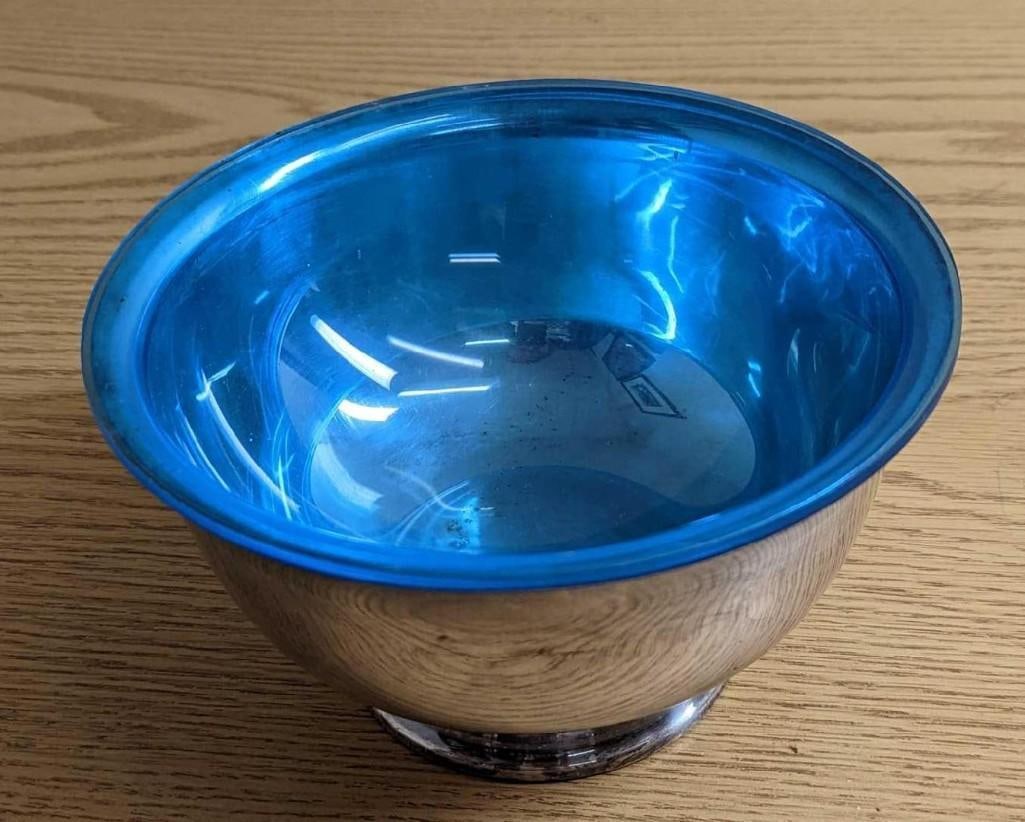 Vintage International Silver Silverplated Bowl W Liner: Vintage International Silver Silverplated Bowl W Liner. Is approx 7" x 7" x 4" and it weighs 1.13lb. Has a easy to remove blue liner to make cleaning easy. Has light tarnish and scratches.
