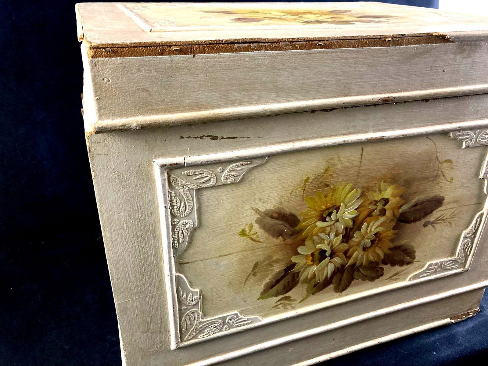 Ames Flower Trunk Red Interior - 2