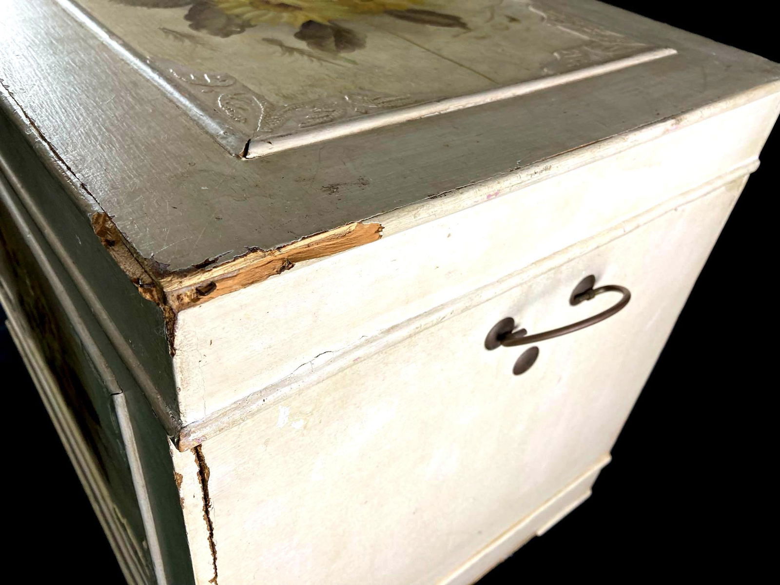 Ames Flower Trunk Red Interior - 4