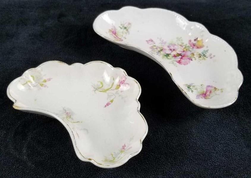 Lot of 2 Kidney Shaped Porcelain Trays John Maddock England: Lot of 2 Kidney Shaped Porcelain Trays John Maddock England. This lot contains: 1-John Maddock and Sons Royal Vitreous England, kidney-shaped tray with floral pattern. Makers mark on the bottom.