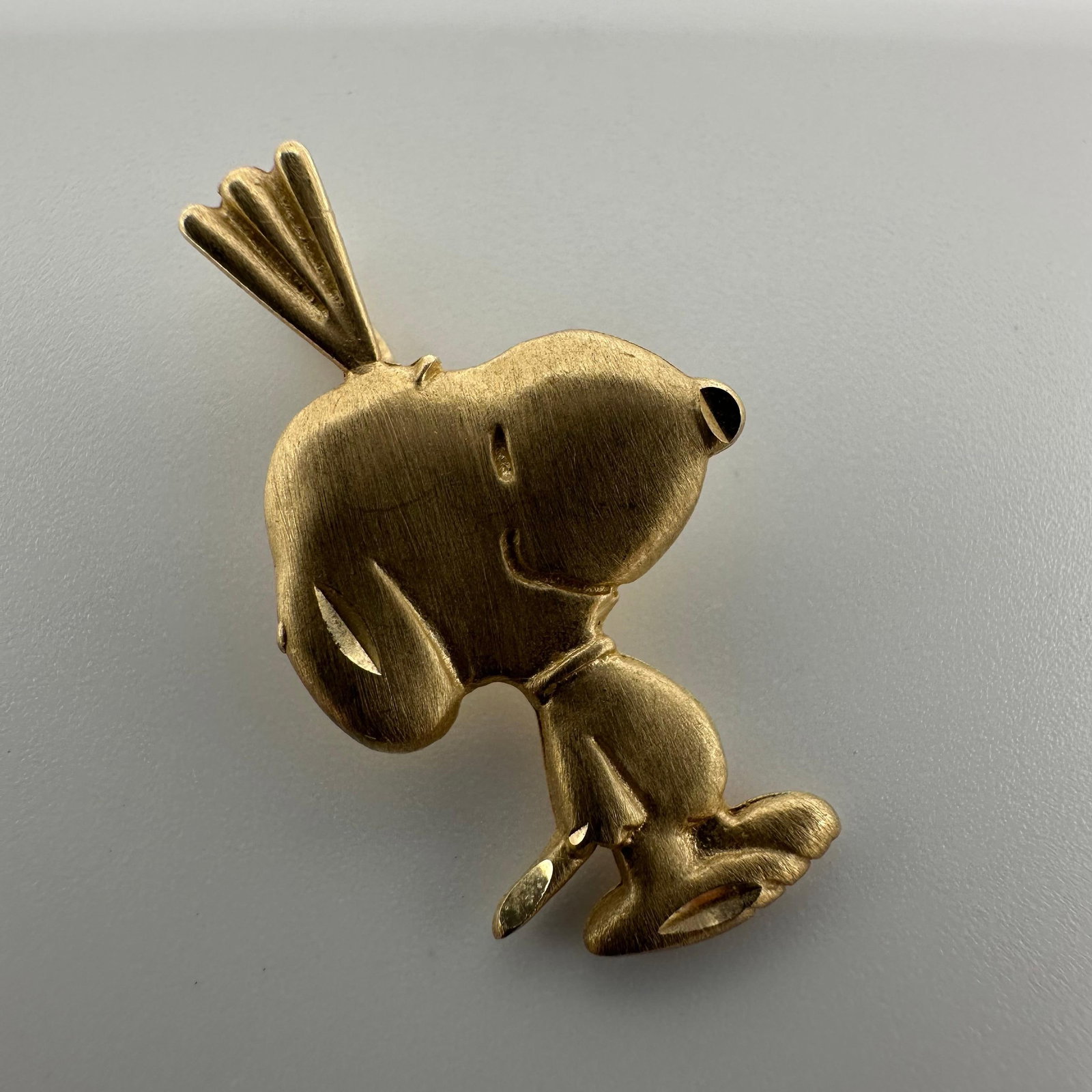 14K Yellow Gold Peanuts Snoopy Michael Anthony Charm Pendant W56: This item is in good pre-owned, previously used/displayed condition with noticeable light wear and surface scratches. Please reference all photos for full details. This piece of jewelry has been teste