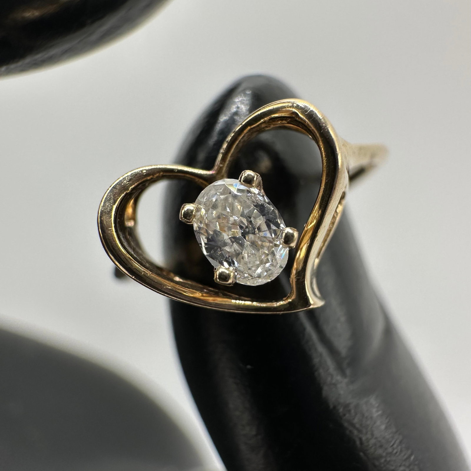 14K Oval Single Diamond Heart Shaped Gold Ring X6: This item is in good pre-owned, previously used/displayed condition with noticeable light wear and surface scratches. Please reference all photos for full details. This piece of jewelry has been teste