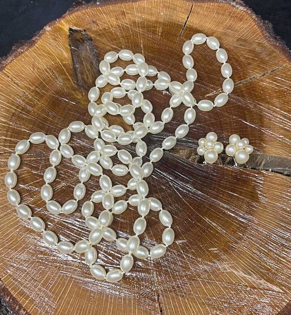 Vintage Marvella Clip-On Earrings Silver Tone Metal Faux Pearls Signed & Bonus Necklace: This lot contains a pair of Vintage Marvella Clip-On Earrings Silver Tone Metal Faux Pearls Signed & Bonus Necklace. The set fits in a small 4" x 5" plastic bag. Total weight is approx 2oz. The bonus