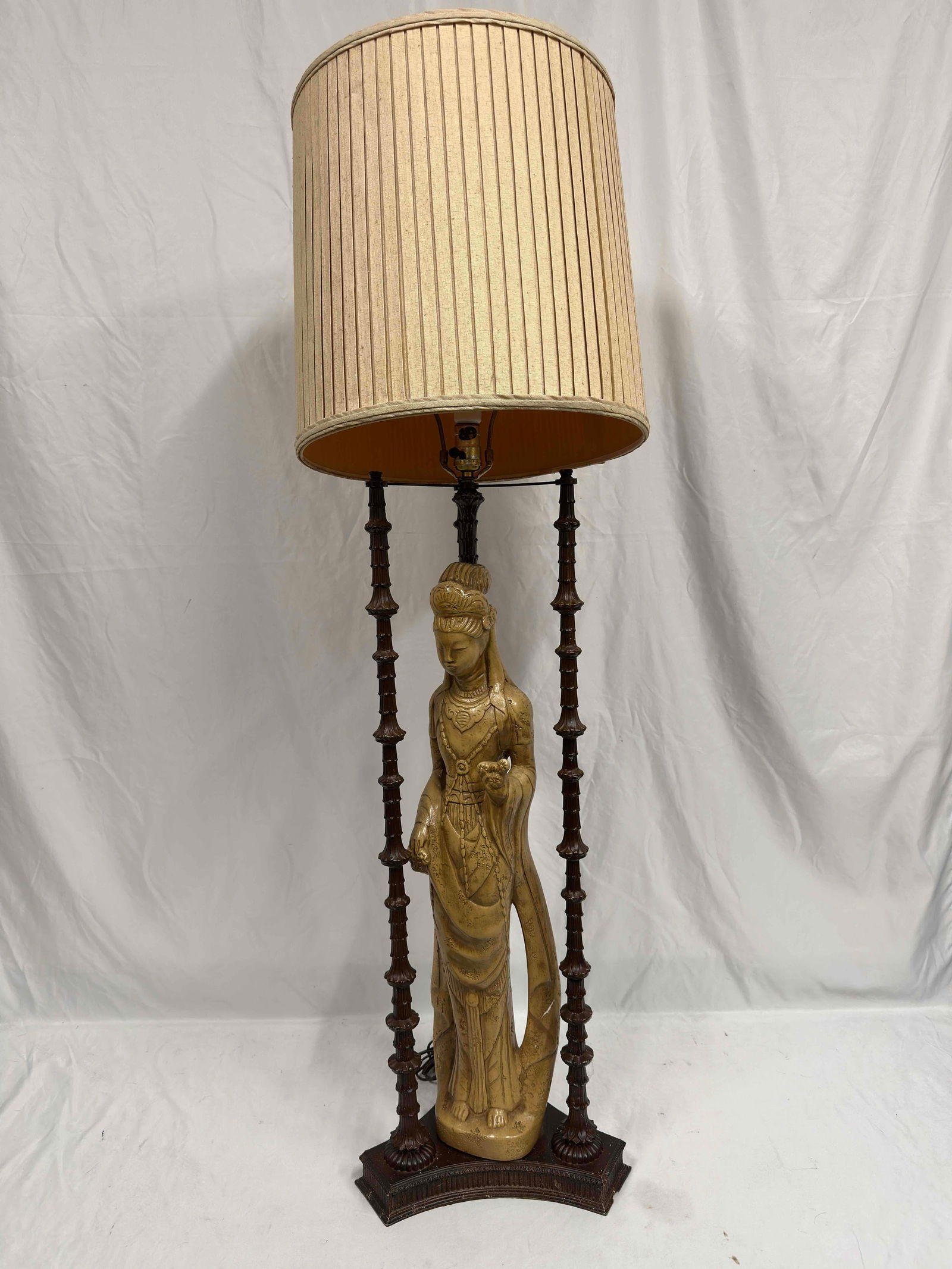 Quan Yin Asian Design Ceramic Resin Brass Metal Columns Mid Century Style Table Lamp R119: Quan Yin Asian Design Ceramic Resin Brass Metal Columns Mid Century Style Table Lamp R119. Minor imperfections with columns paint chipping. Has Been Tested, Lamp is working. Lamp shade is dusty needs