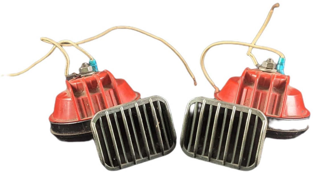 Fiamm Vintage Dual Horns: Fiamm Vintage Dual Horns. Each horn is approx 4" x 4" x 3" and together they weigh 1.51lb. Horns are in a good, vintage condition with some wear. Please see the images as they are part of the descript