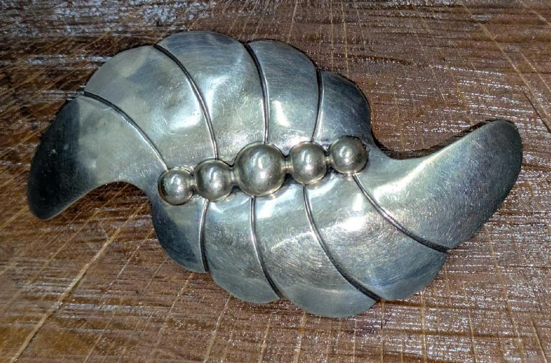 Vintage Sterling Silver Leaf Beads Pin Brooch: Vintage Sterling Silver Leaf Beads Pin Brooch. This piece of jewelry has been tested and researched prior to listing. Please view all our pictures they are part of our description. DETAILS: Metal -