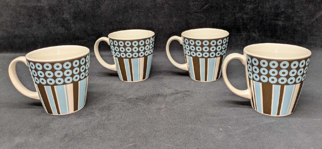 4 Jonathan Alder Circles And Stripes Mugs: 4 Jonathan Alder Circles And Stripes Mugs . Each ceramic mug is approx 5 1/2" x 3 1/2" x 4" and the total weight is 2.96lbs. One of the mugs has a small chip on the top.