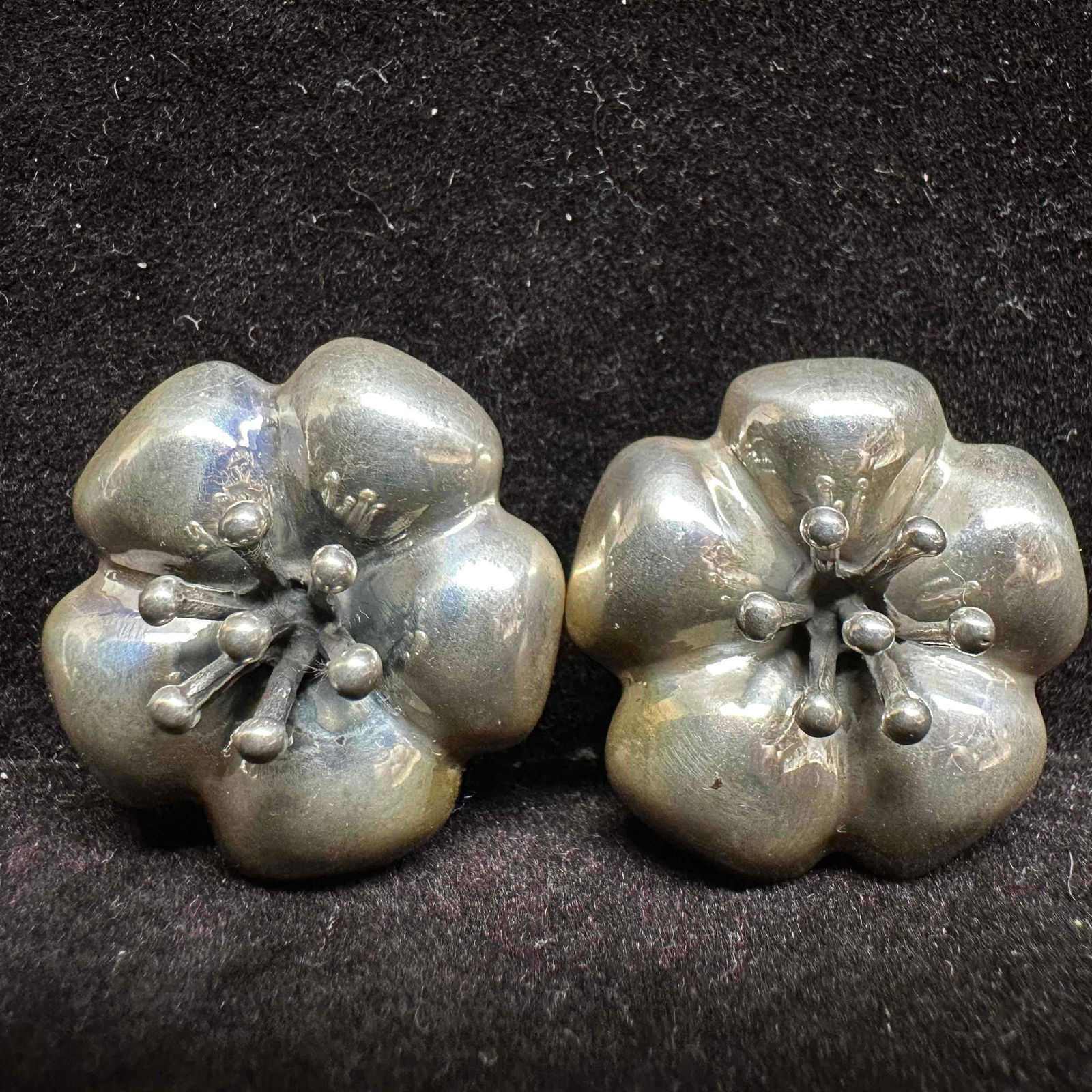 Dominique Dinouart 925 Mexico Hibiscus Flower Sterling Silver Clip On Earrings G37: This item is in good pre-owned, previously used/displayed condition with noticeable light wear, and surface scratches. Please reference all photos for full details. This piece of jewelry has been