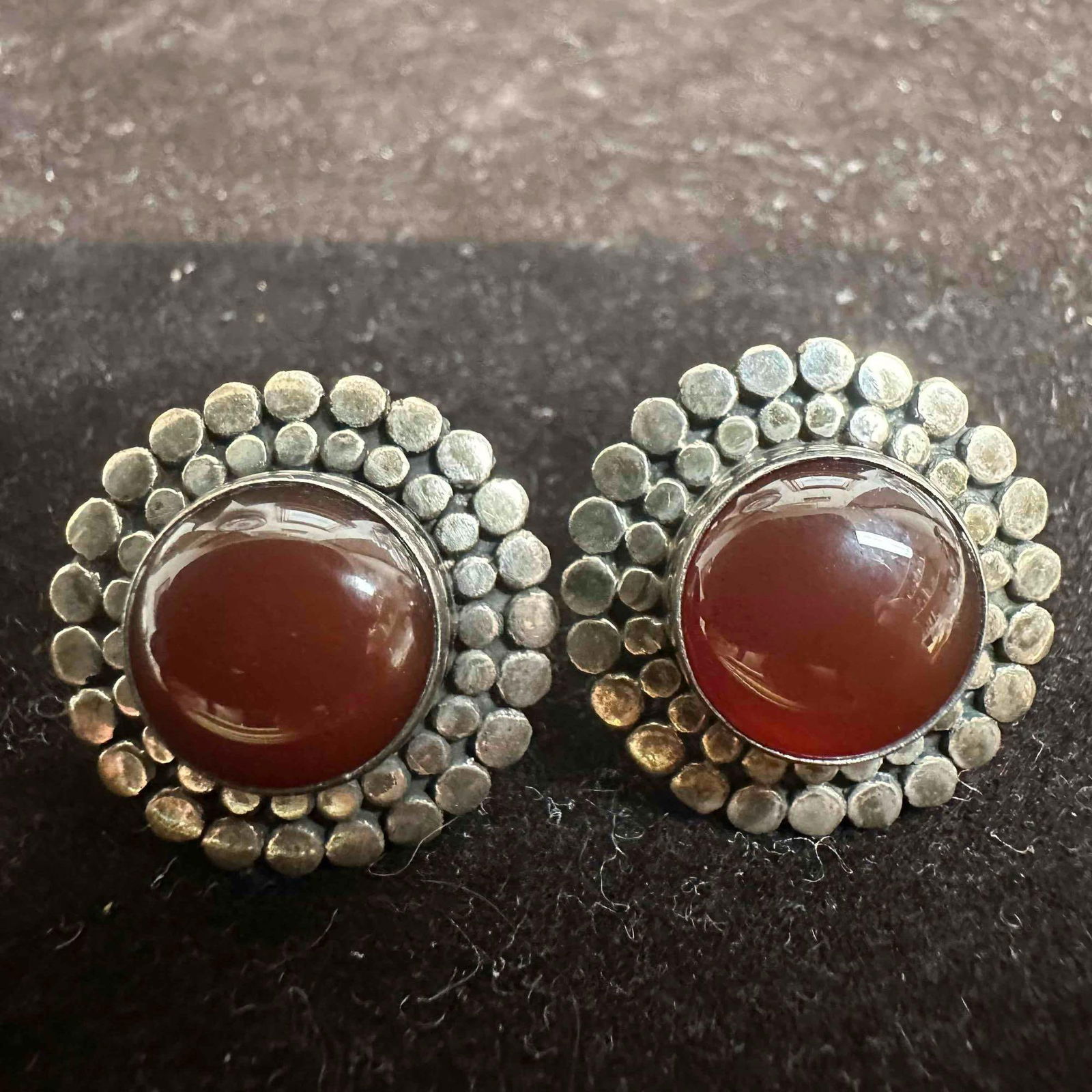 925 Sterling Silver Carnelian Round Pebble Textured Earrings G62: This item is in good pre-owned, previously used/displayed condition with noticeable light wear, and surface scratches. Please reference all photos for full details. This piece of jewelry has been