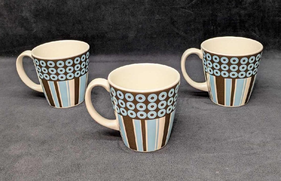 3 Jonathan Alder Circles And Stripes Mugs: 3 Jonathan Alder Circles And Stripes Mugs . Each ceramic mug is approx 5 1/2" x 3 1/2" x 4" and the total weight is 2.24lbs. 