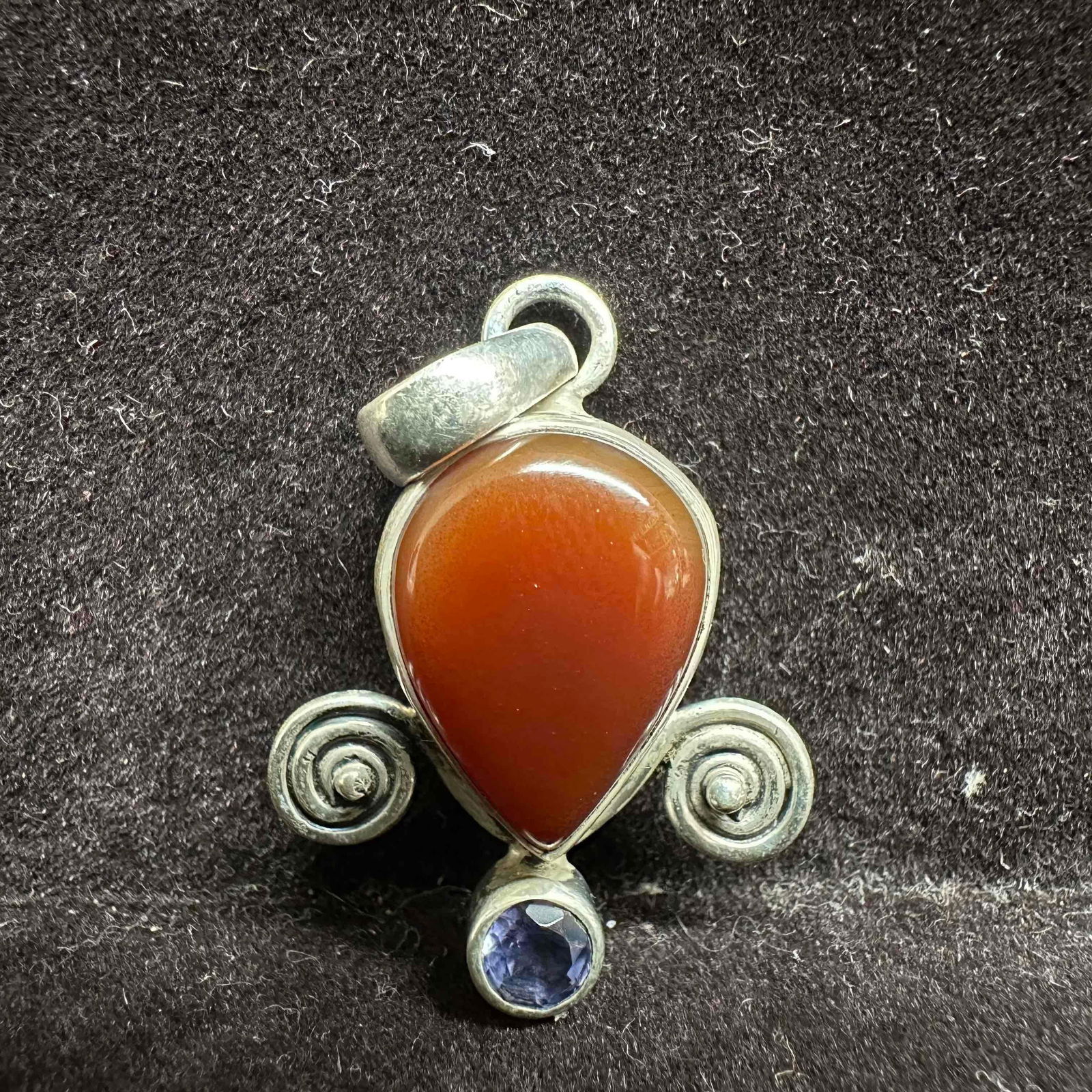 Sterling Silver 925 Carnelian and Amethyst Stone Pendant H72: This item is in good pre-owned, previously used/displayed condition with noticeable light wear, and surface scratches. Please reference all photos for full details. This piece of jewelry has been