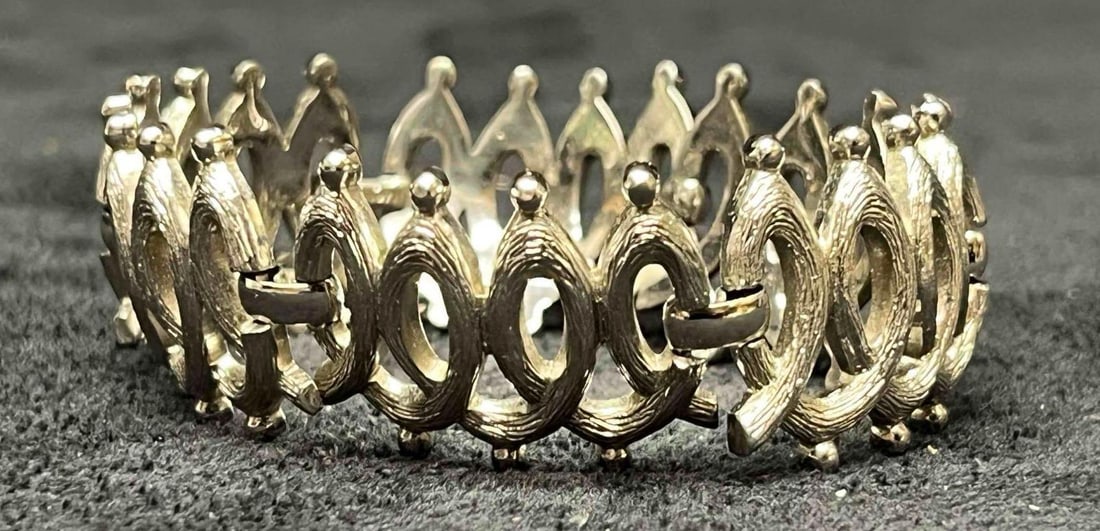 Signed Vintage Silver Tone Unique Monet Bracelet With Security Chain: This lot contains a Signed Vintage Silver Tone Unique Monet Bracelet With Security Chain. It is approx 2 1/2" x 2 1/2" x 1". Total weight is approx 1.7oz. Overall the Vintage Silver Tone Monet bracele