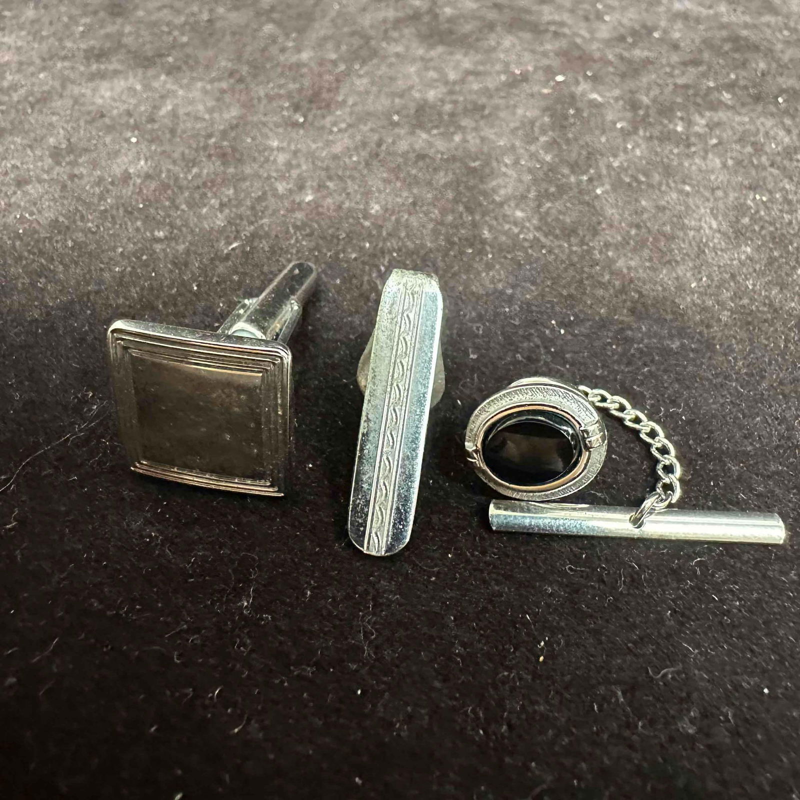 Sterling Silver Tie Pin Clip and Single Cuff Link Set K37: These items are in good pre-owned, previously used/displayed condition with noticeable light wear, and surface scratches. Please reference all photos for full details. These pieces of jewelry have bee