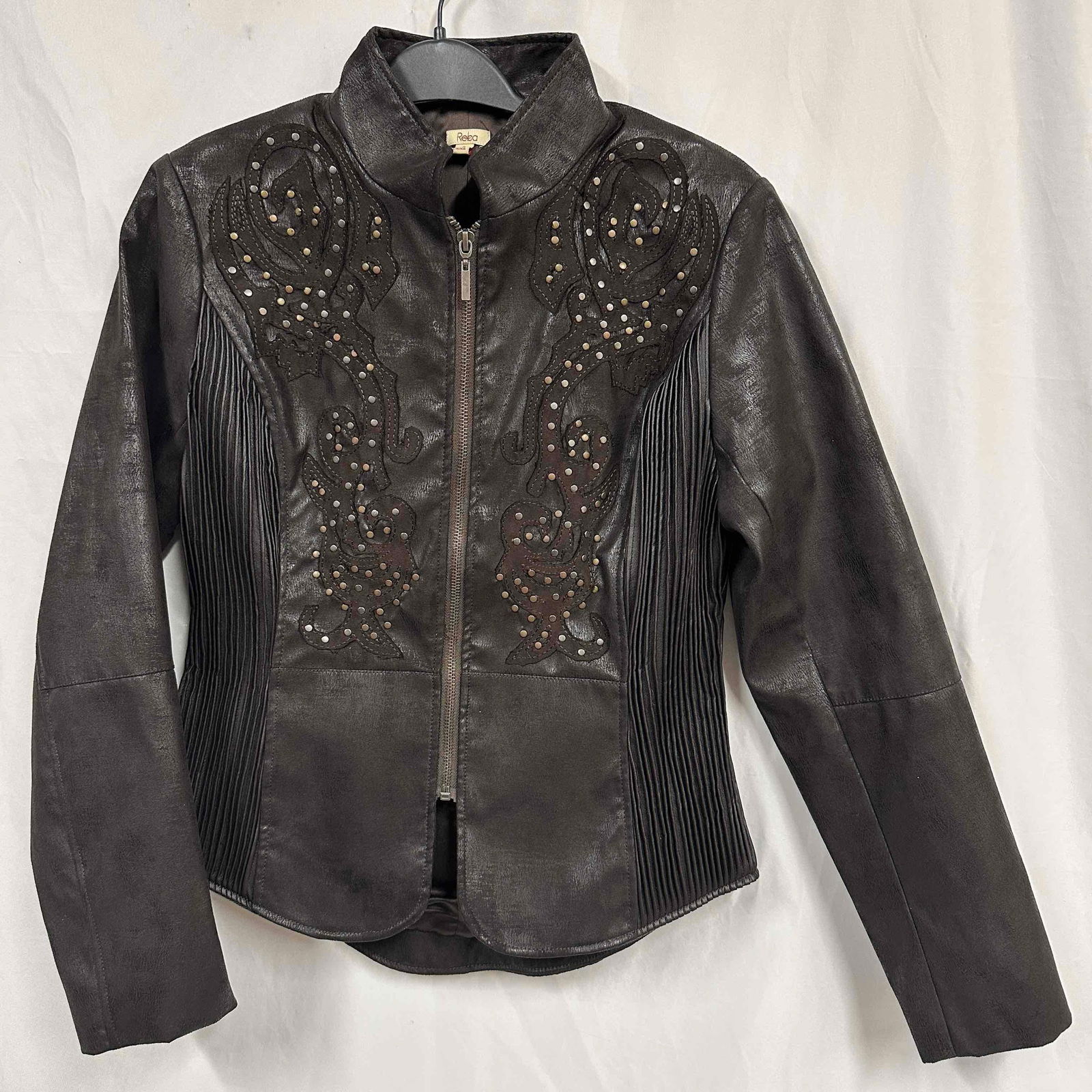 Reba Women's Soft Brown Faux Suede Western Jacket Embellished Studded Size S: This item is in good pre-owned, previously worn condition with minor surface wear. Please reference all photos for full details. Jacket: Approx. measurements: Bust- 16", Shoulders- 15", Sleev