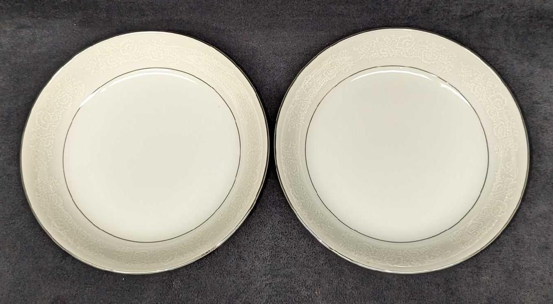 2 Retired International Juliet Coupe Soup Bowls C: 2 Retired International Juliet Coupe Soup Bowls C. Each plate is approx 7 5/8" x 7 5/8" x 1 1/2" and the total weight is 1.26 lb. The bowls do not have any chips or cracks.