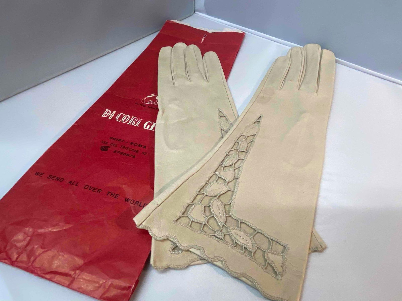 Vintage Italian Designer Di Cori Ladies Cream Long Leather Evening Gloves: Vintage Italian Designer Di Cori Ladies Cream Long Leather Evening Gloves Made In ItalyOriginal PackagingVery Good Condition Very Light use if any Lambs Skin LeatherCreamSmall Size12" Long