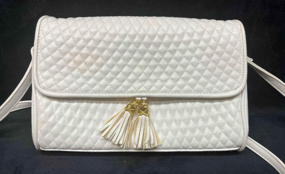 Womens White Faux Leather Purse With Gold Accent: This lot contains a Womens White Faux Leather Purse With Gold Accent. It is approx 6 1/2" x 10" x 2". Total weight is approx 0.8lbs. Overall the purse is in good pre owned condition with minor wear