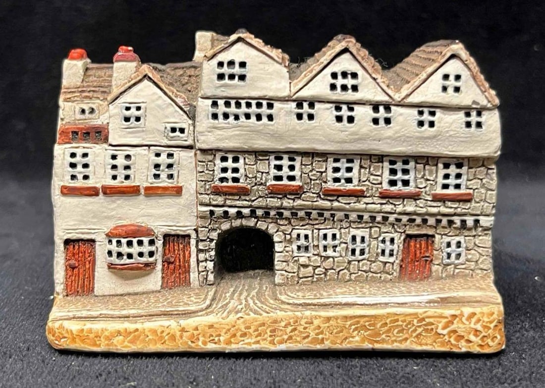 "Huntly House" Canongate, Royal Mile Edinburgh Miniature Made In Scotland: This lot contains a "Huntly House" Canongate, Royal Mile Edinburgh Miniature Made In Scotland. It is approx 3 1/2" x 2 1/4" x 2 1/2". Total eight is 8.4oz. Overall the Miniature is in good pre owned