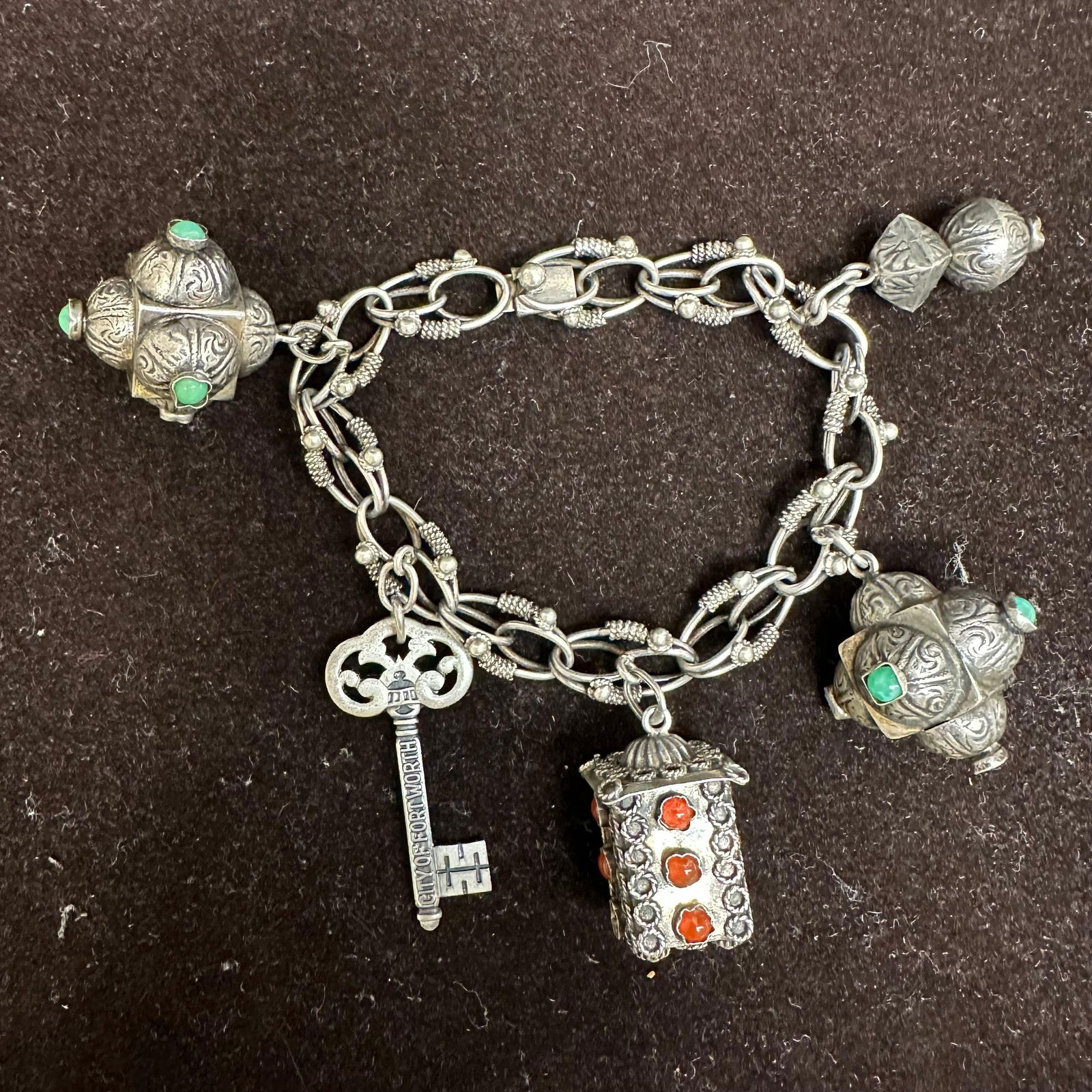 800 Silver City of Fort Worth Key and Stone Charm Bracelet K80: This item is in good pre-owned, previously used/displayed condition with noticeable light wear and surface scratches. Please reference all photos for full details. This piece of jewelry has been teste