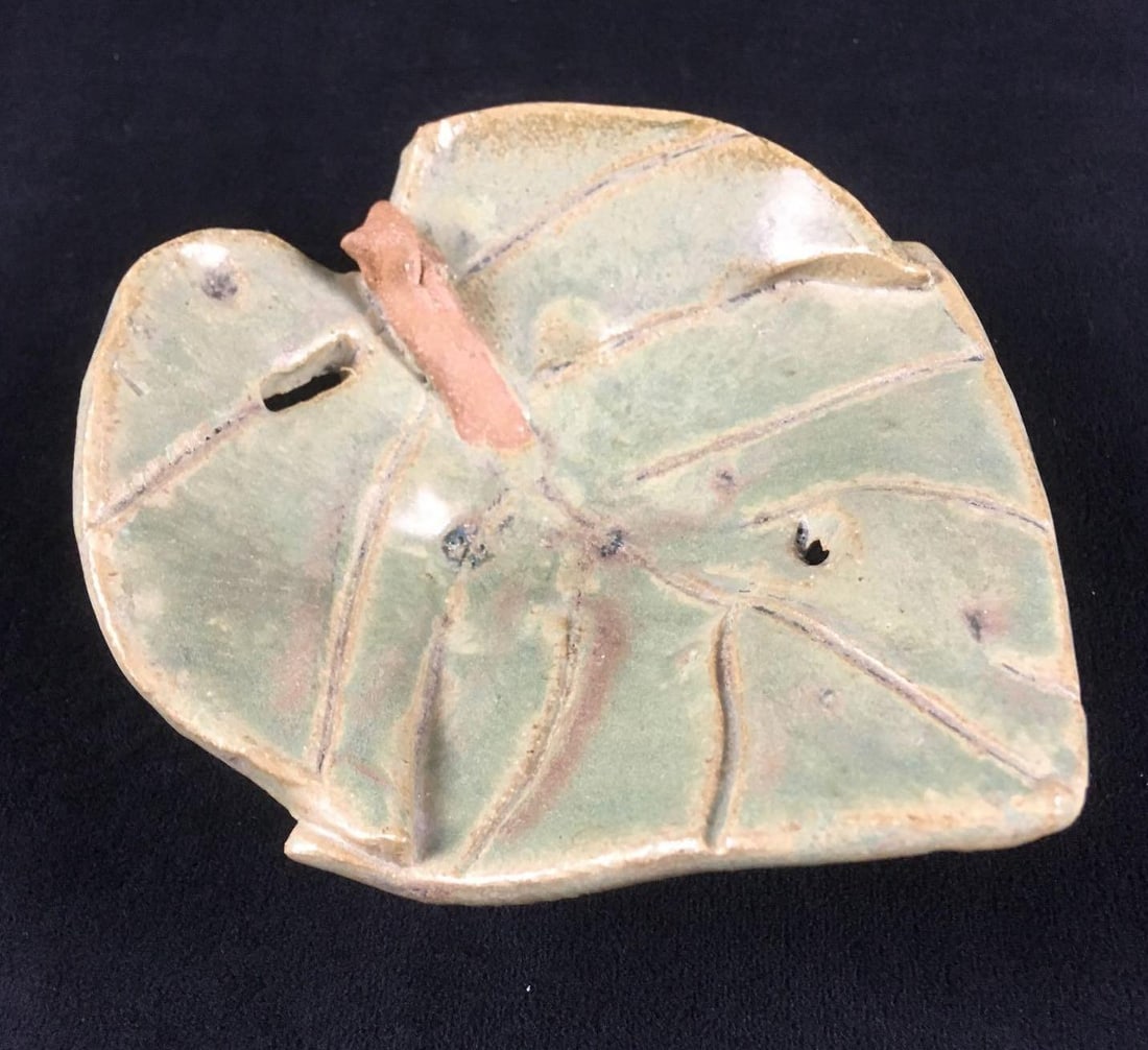 Yolanda Pale Art Footed Pottery Trinket Dish: Yolanda Pale Art Footed Pottery Trinket Dish. This is a ceramic trinket dish that is shaped like an elephant ear leaf. It is hand made and signed by Yolanda Pale. The dish measures 4.5" in length,