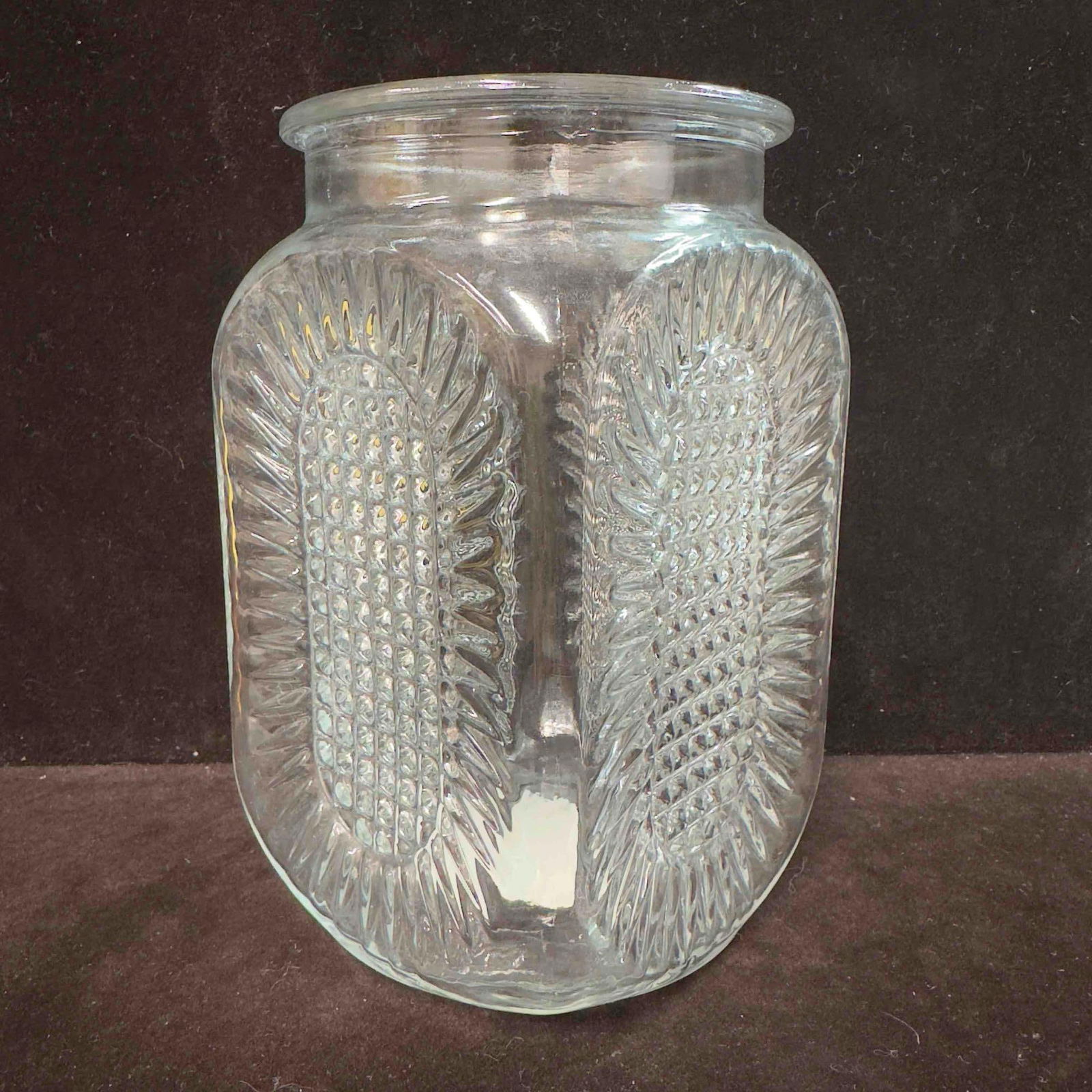 Clear Glass Anchor Hocking Wexford Storage Canister Cashews 32 Ounce: Clear Glass Anchor Hocking Wexford Storage Canister Cashews 32 Ounce. This canister has the original tag on the bottom marked 32 oz. Fancy Jumbo Cashews. This clear glass storage container features a