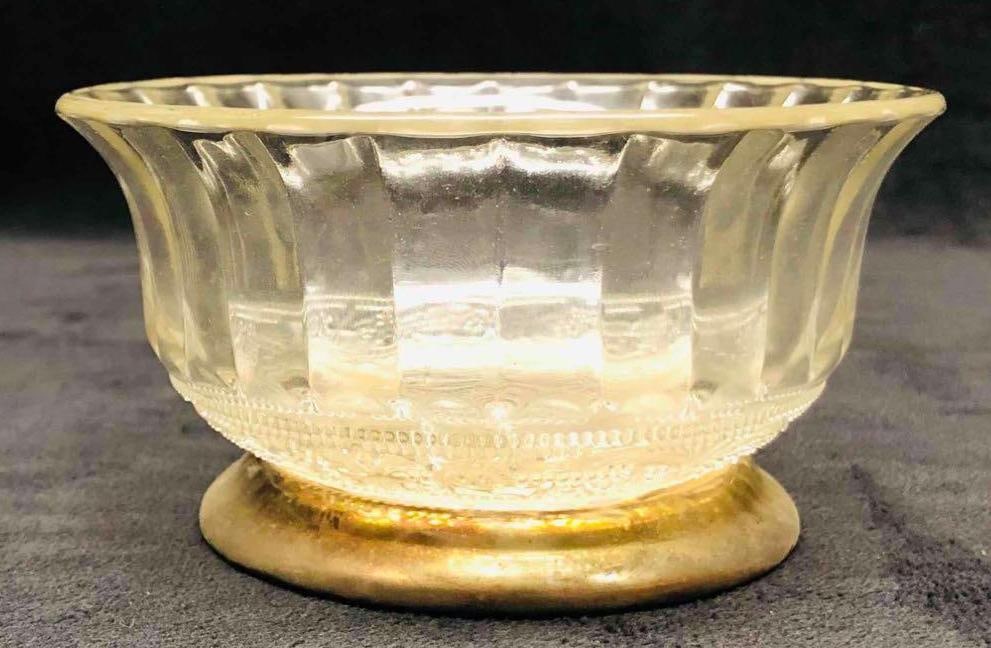 Vintage FNG Indonesia Ashtray With Silver Colored Base: This lot contains Vintage FNG Indonesia Ashtray With Silver Colored Base. It is approx 4 1/2" x 4 1/2" x 2 1/4" and it weighs about 0.4lbs. Overall the Ashtray is in good used condition with