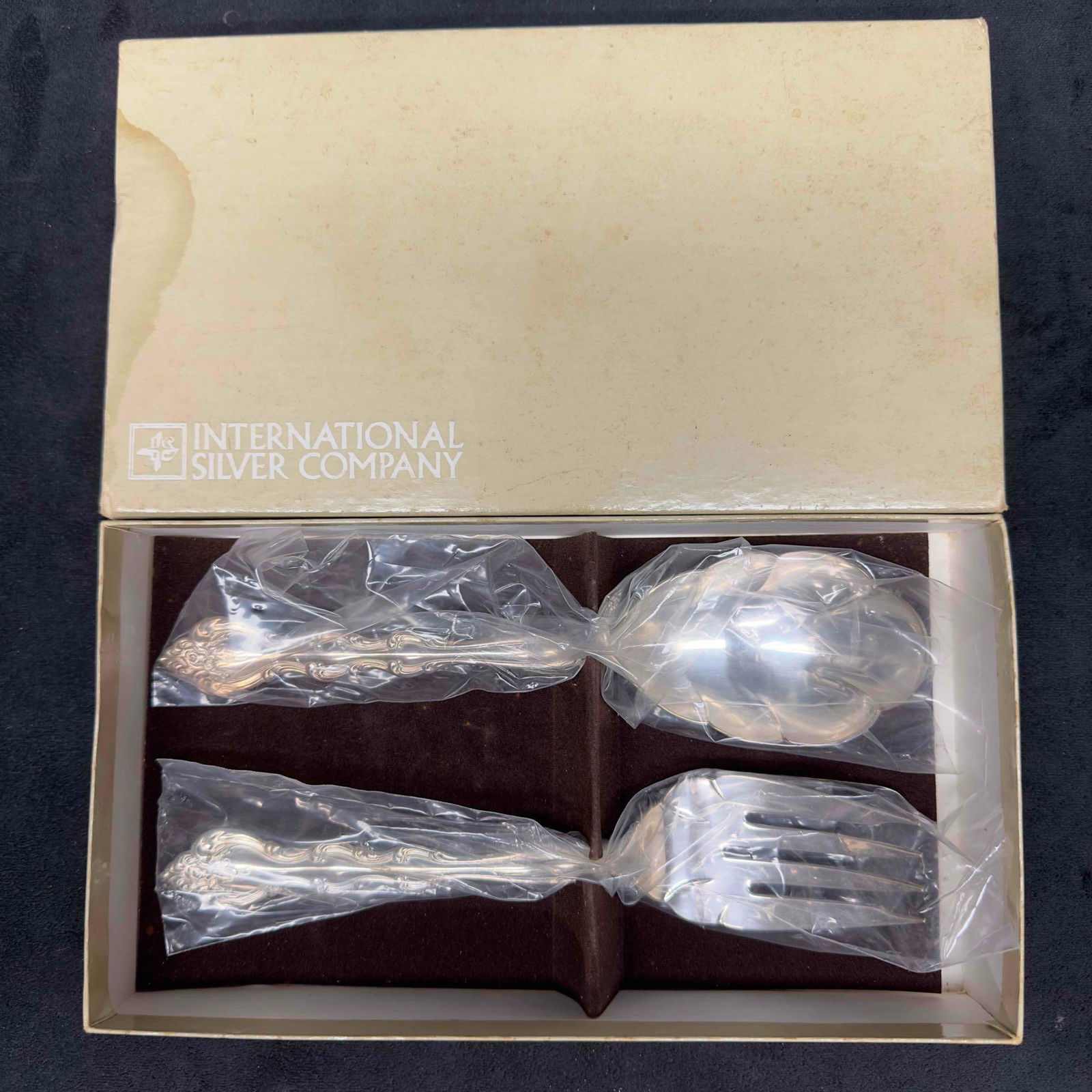 International Silver Company Salad Set Serving Spoon and Fork Set Silverplate 022500: International Silver Company Salad Set Serving Spoon and Fork Set Silverplate 022500. This salad set by International Silver Company features a silver plate serving fork and spoon. Includes original