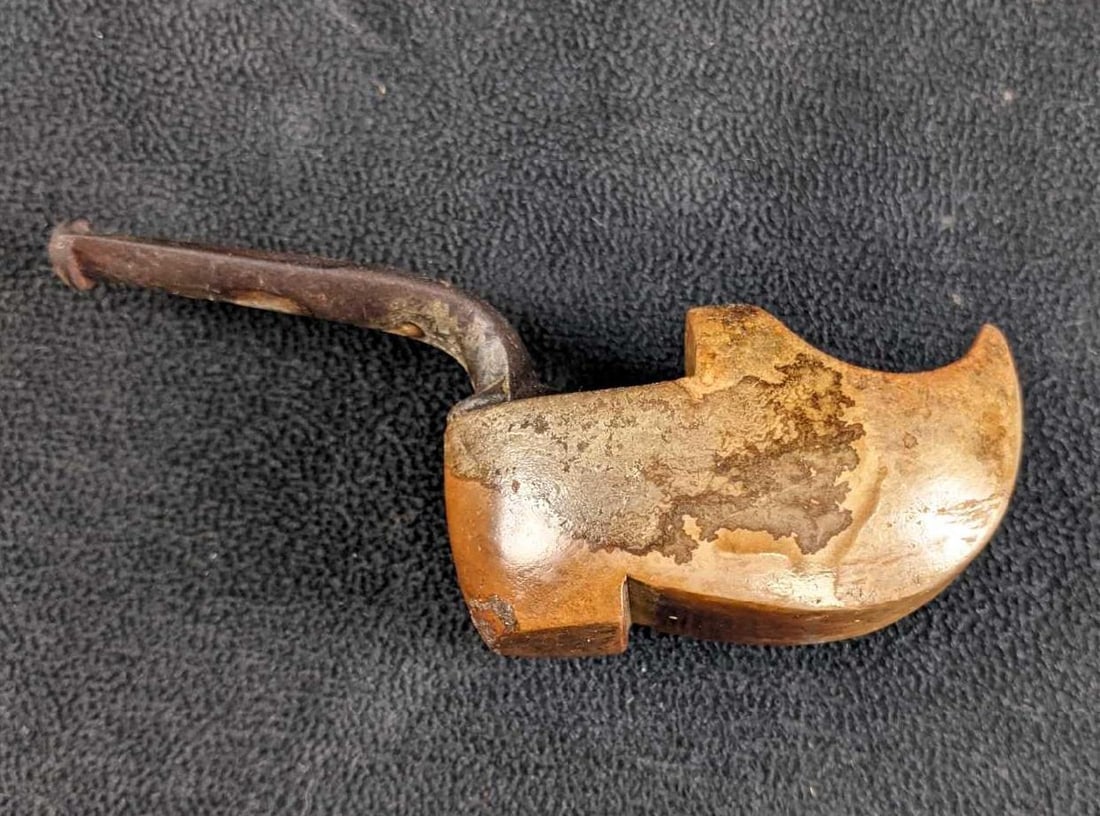 Antique Pipe Shoe Shaped Pipe Made in France: Antique Pipe Shoe Shaped Pipe Made in France This unique pipe is made from genuine briar in France. This pipe is in good antique condition. This interesting clog-shaped pipe is a great collectible. 