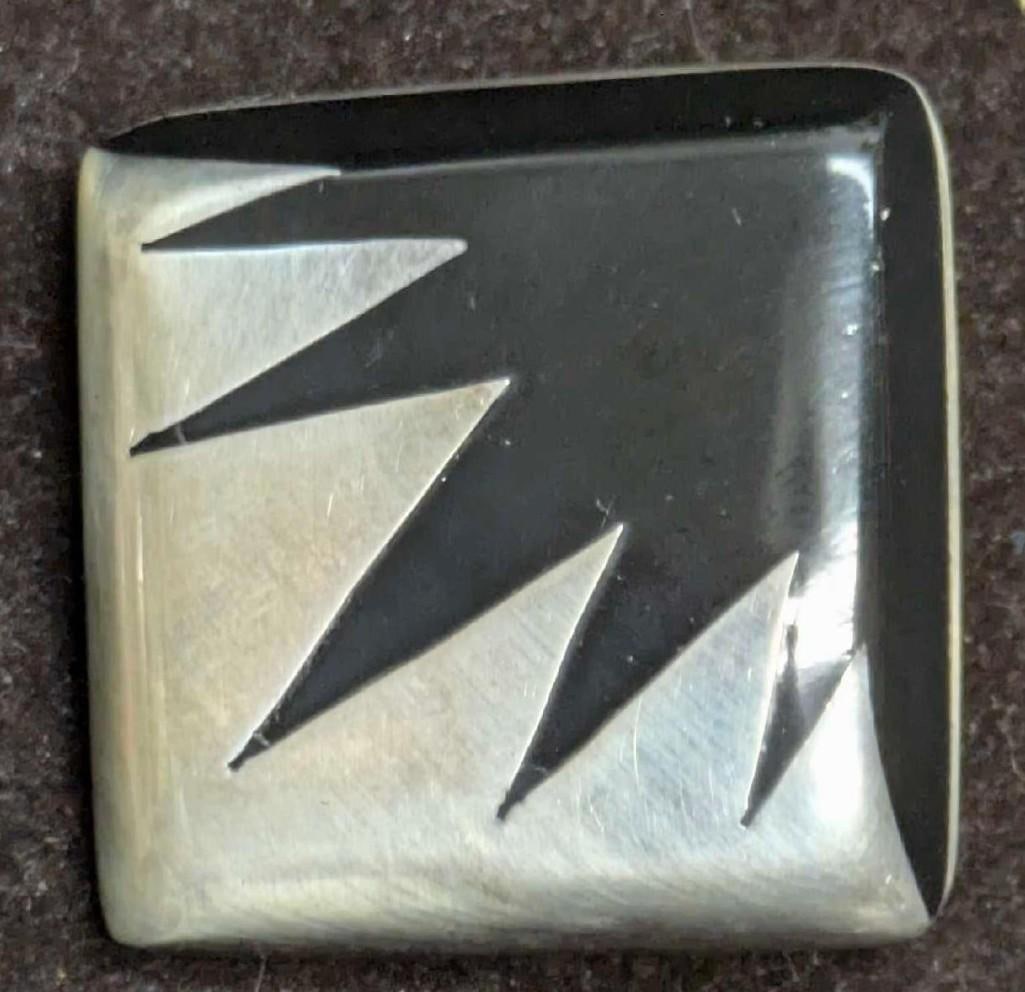 Vintage Southwestern Style Sterling Brooch Pin With Obsidian: Vintage Southwestern Style Sterling Brooch Pin With Obsidian. This piece of jewelry has been tested and researched prior to listing. Please view all our pictures they are part of our description.
