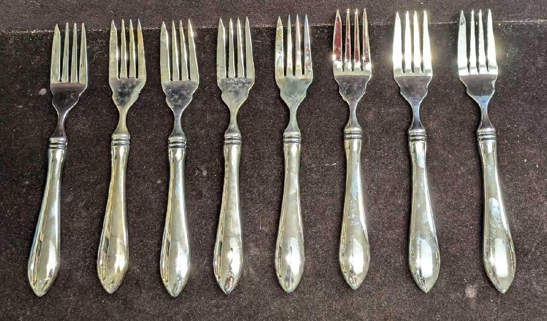 8 Silver Plated Towle Dinner Forks: 8 Silver Plated Towle Dinner Forks. Each is approx 1" x 1/4" x8" and the total weight is 1.82lb. There is some light tarnish on the forks. Please see the images as they are part of the description.