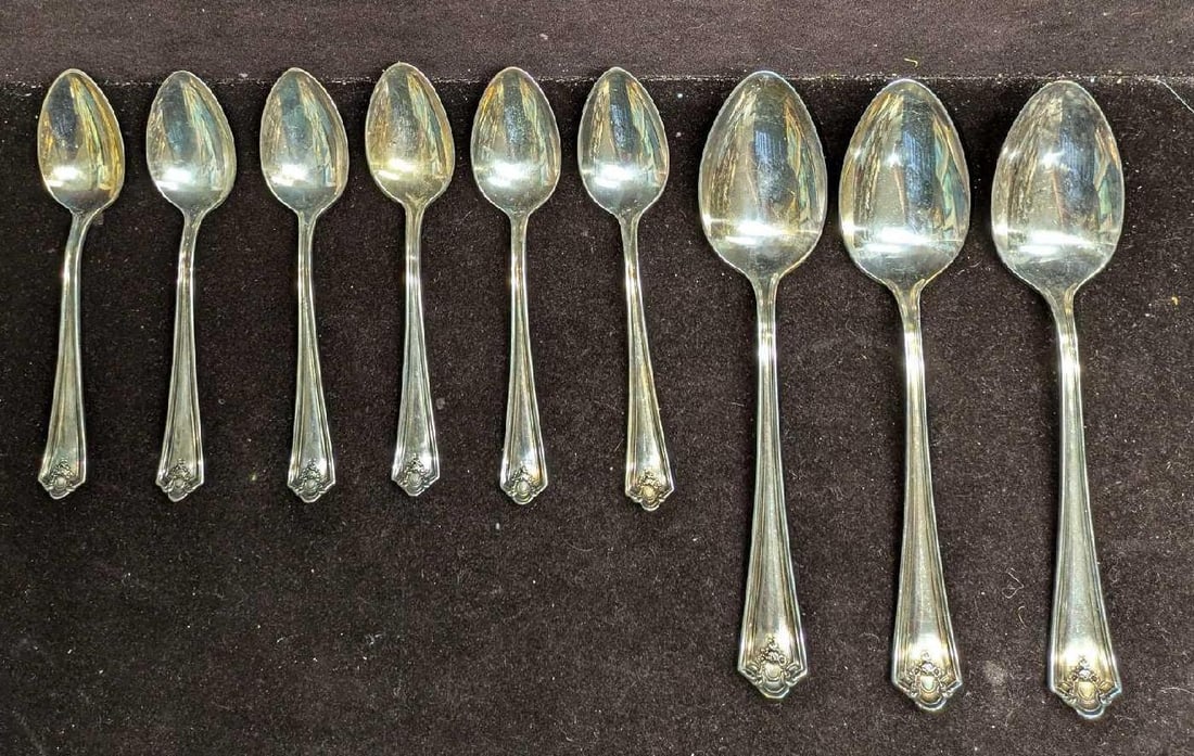 Vintage WM Rogers Silver Plated Spoons: Vintage WM Rogers Silver Plated Spoons. This lot includes: (6) Spoons. Each is approx 1 1/4" x1/2" x 5 3/4". (3) Serving Spoons. Each is approx 1 5/8" x 1/2" x 8". Th