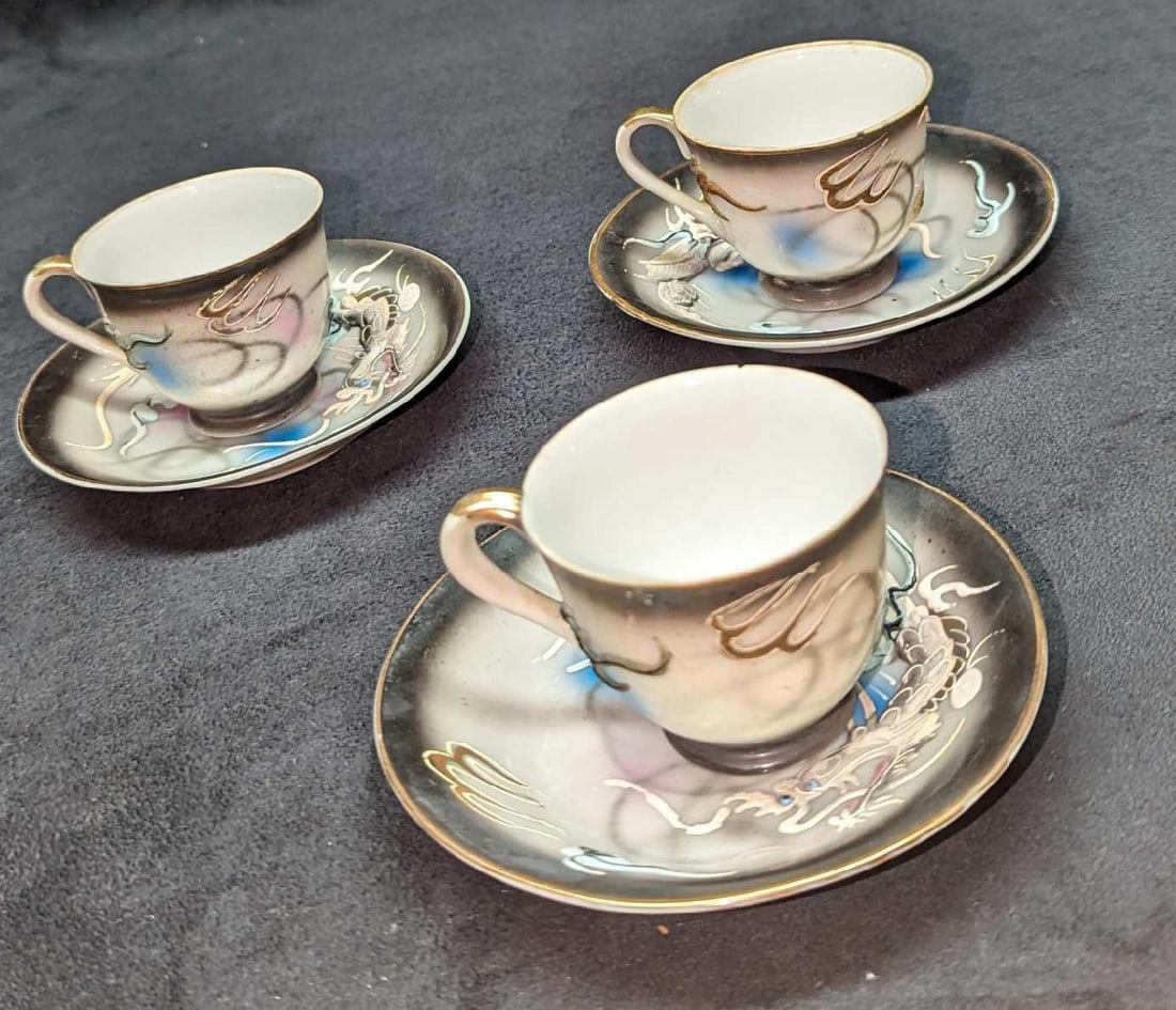 3 Vintage Betsons Dragonware Saucers & Cups F14: 3 Vintage Betsons Dragonware Saucers & Cups F14. The saucers are approx 4 3/4" x 4 3/4" x 3/4" and the cups are approx 3 1/2" x 2 3/4" x 2 1/4". The total weight is 0.87lb. There are some