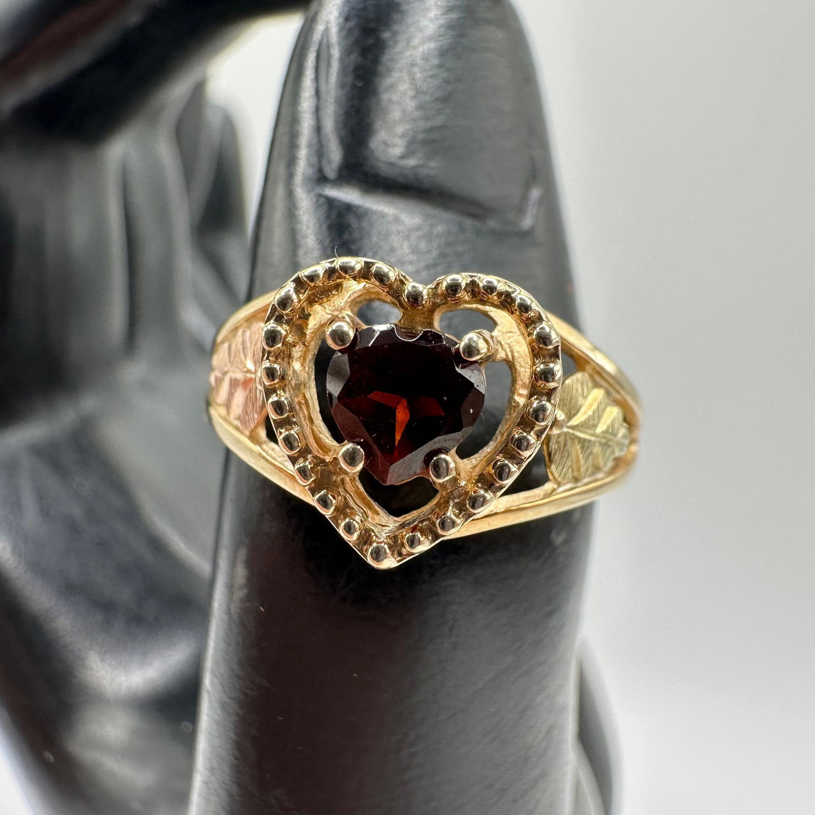 10K Gold Heart Shaped Red Garnet Leaf Motif Ring W13: This item is in good pre-owned, previously used/displayed condition with noticeable light wear and surface scratches. Please reference all photos for full details. This piece of jewelry has been teste