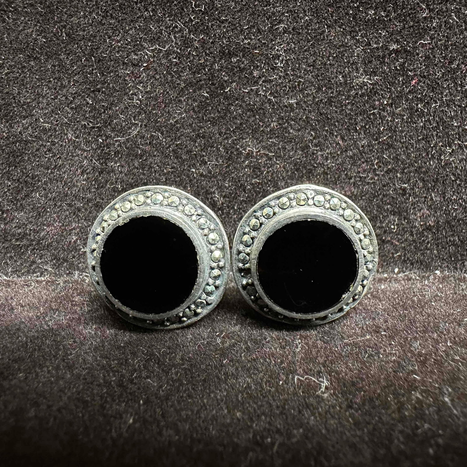 Marcasite Rim and Black Onyx Stone Setting Round Sterling Silver Earrings G52: This item is in good pre-owned, previously used/displayed condition with noticeable light wear, and surface scratches. Please reference all photos for full details. This piece of jewelry has been test